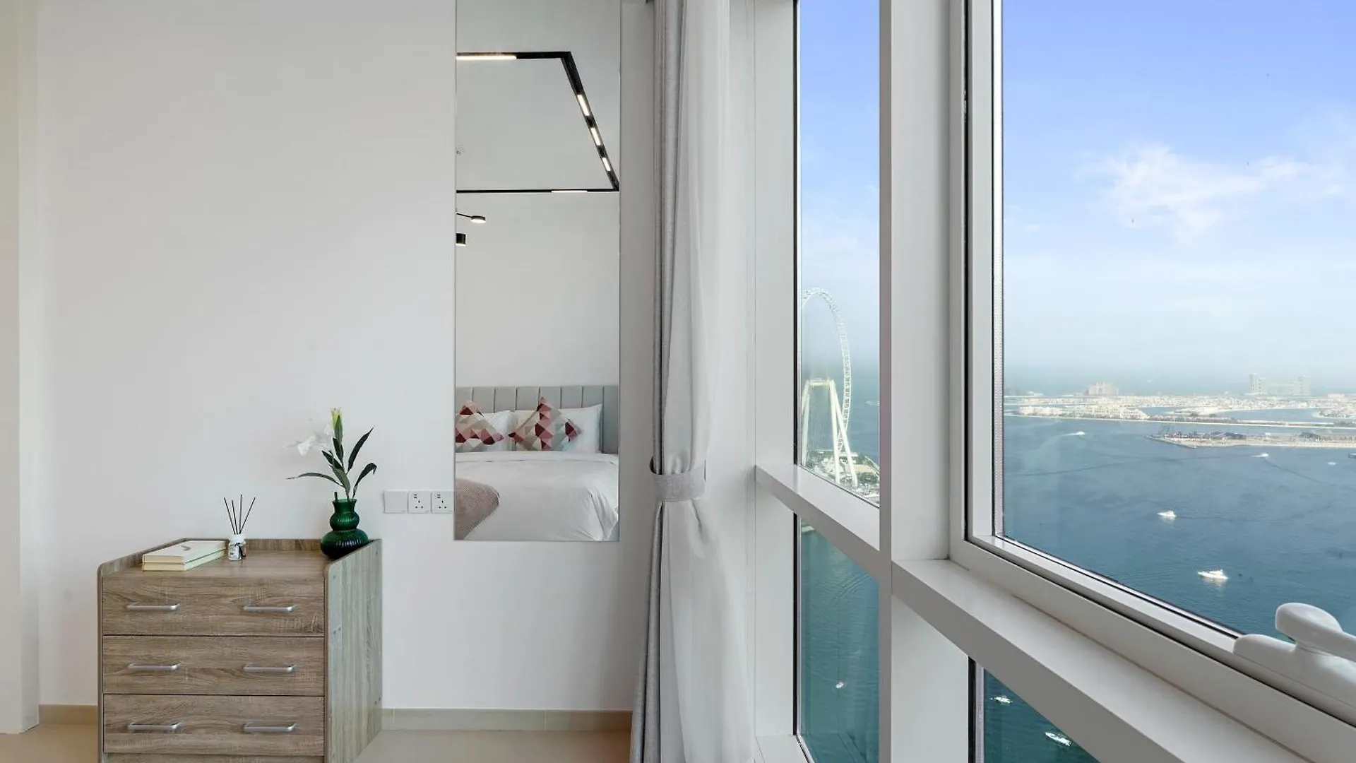 Ferrari Inspired Modern 3Bhk With Maids Room And Full Sea View Dubai United Arab Emirates