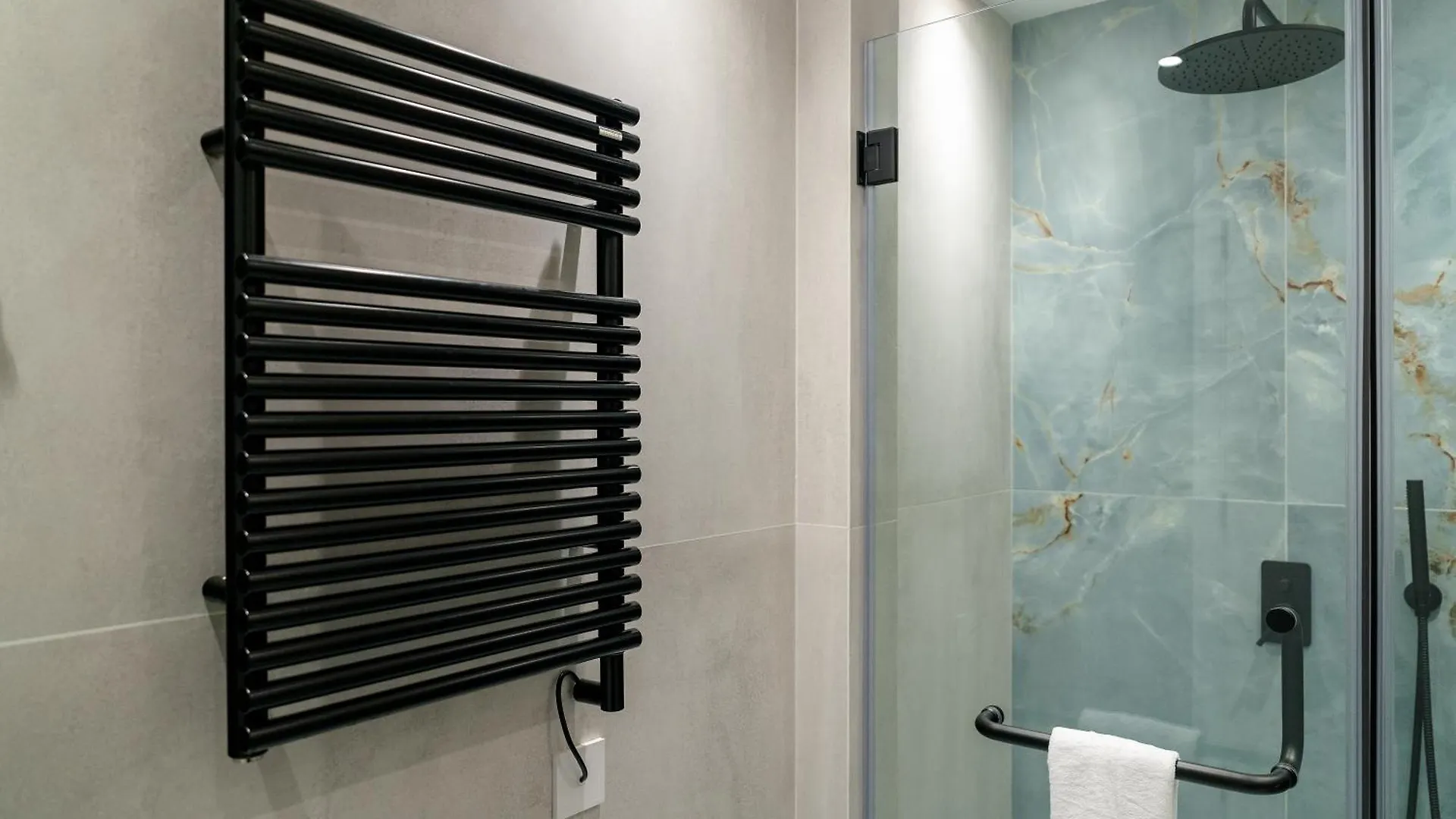 Ferrari Inspired Modern 3Bhk With Maids Room And Full Sea View Dubai